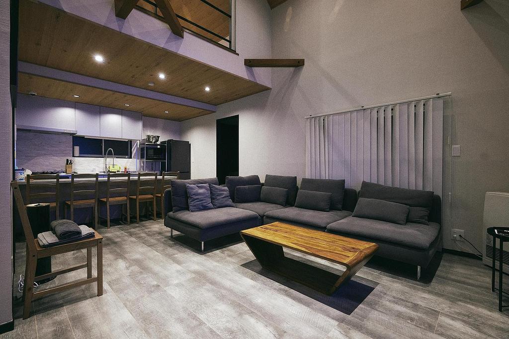 モダンなインテリアの広々としたリビングルーム